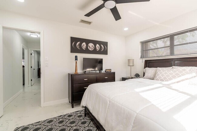 Building Photo - 4760 Greentree Way