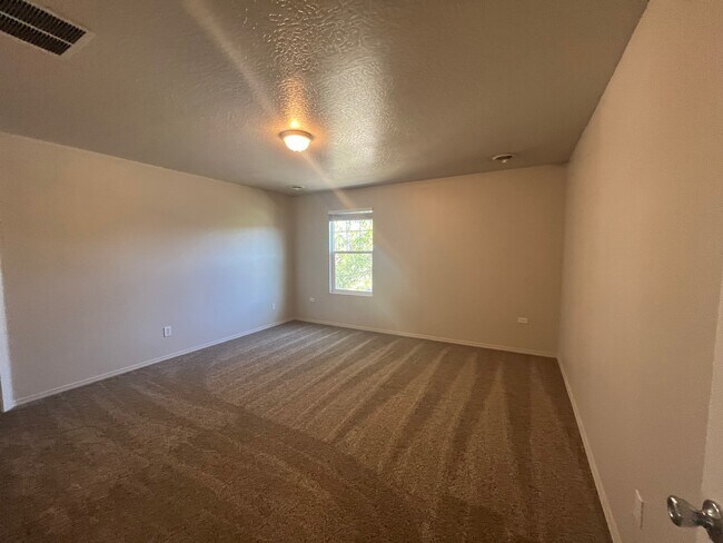 Building Photo - 945 W Woodpine St