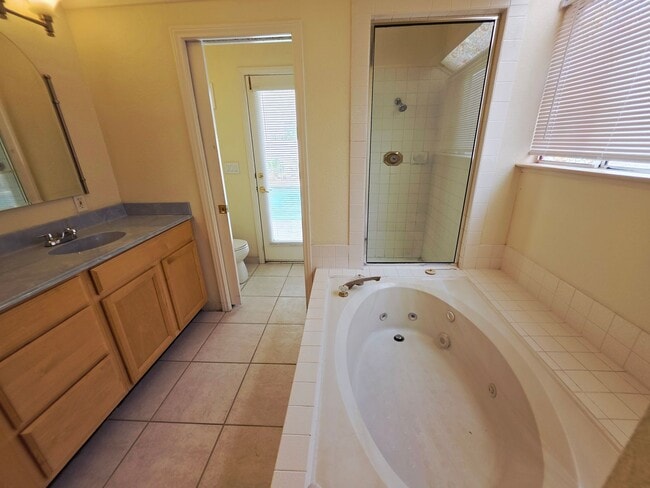 Building Photo - Single Story Home w/Pool in The Lakes!
