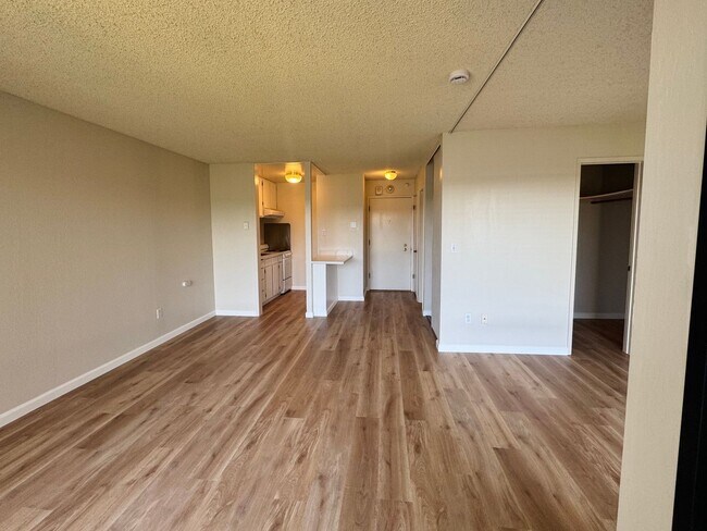 Building Photo - Studio Condo Available at Watergate Complex in Emeryville!