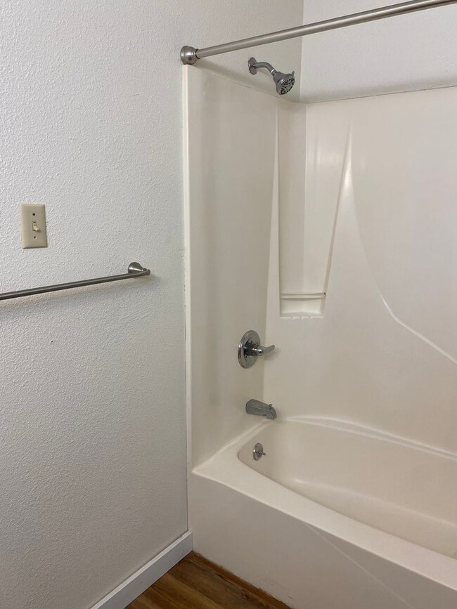 Building Photo - 2 Bed 1 Bath LAKE RENTAL