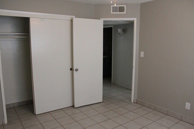 Building Photo - 1802 Cherry St