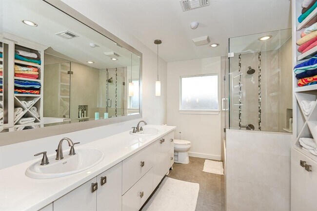 Building Photo - 8911 Birdwood Ct