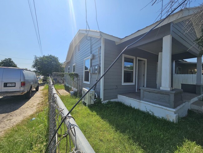 Building Photo - 1319 Santa Maria Ave