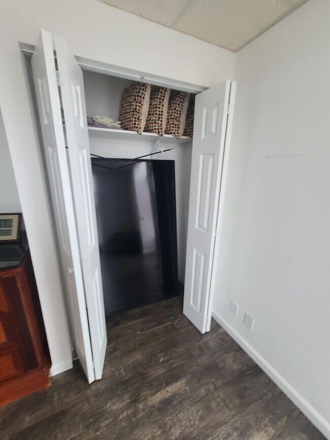 Building Photo - 17th St 6 Plex