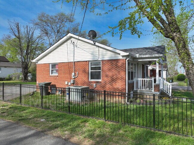 Building Photo - 501 Small St