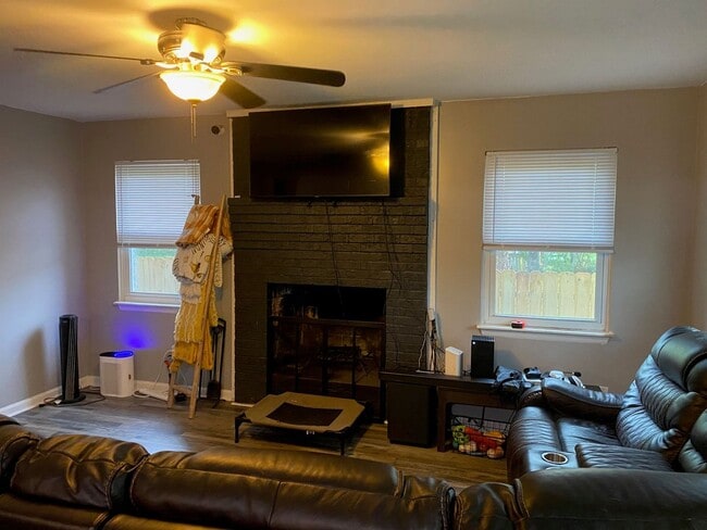 Building Photo - ***Tucked away 3 bed 2 bath Brick ranch ne...