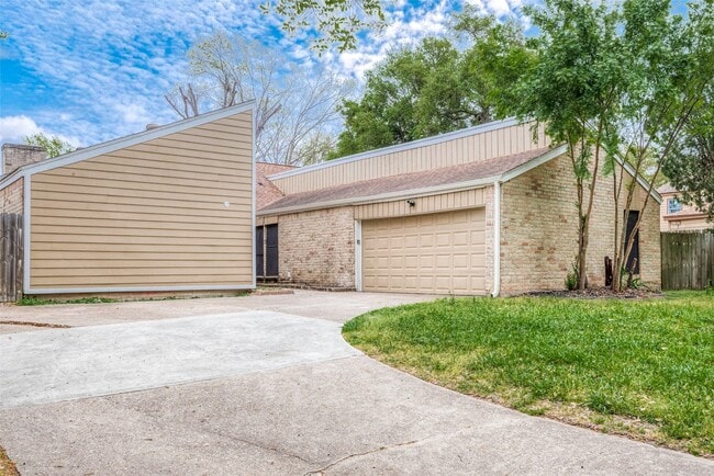 Building Photo - 15910 Tumbling Rapids Dr