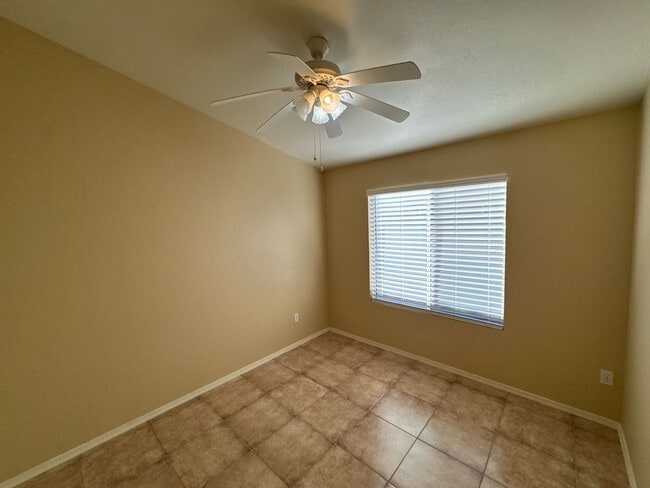 Building Photo - 3 Bedroom - 2 Bath - Mesa