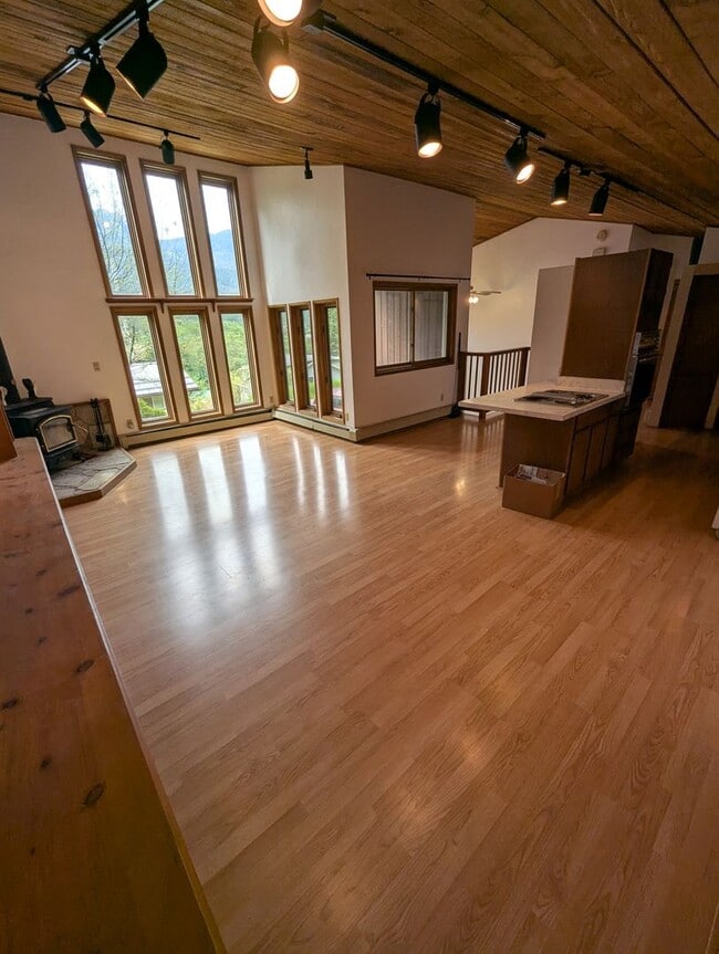 Building Photo - 2 bed/2.5 bath single family home w/ bonus...