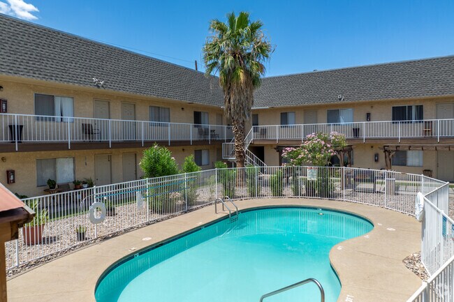 Pool - Kelso Vista Apartments