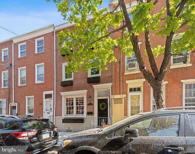 Building Photo - 213 Montrose St