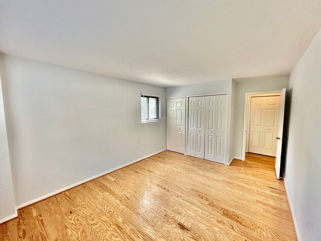 Building Photo - Spacious One Bedroom Condo In the Heart of Dupont - 17th/New Hampshire.