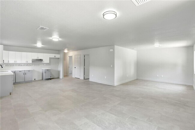 Building Photo - 861 NW 6th Ave