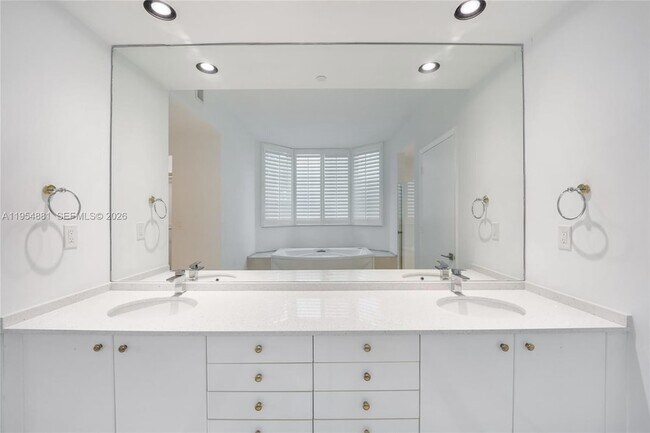 Building Photo - 300 South Pointe Dr