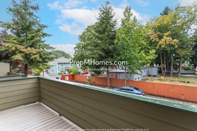 Building Photo - Spacious SE Portland 3 Bedroom Townhouse In Powellhurst-Gilbert Neighborhood