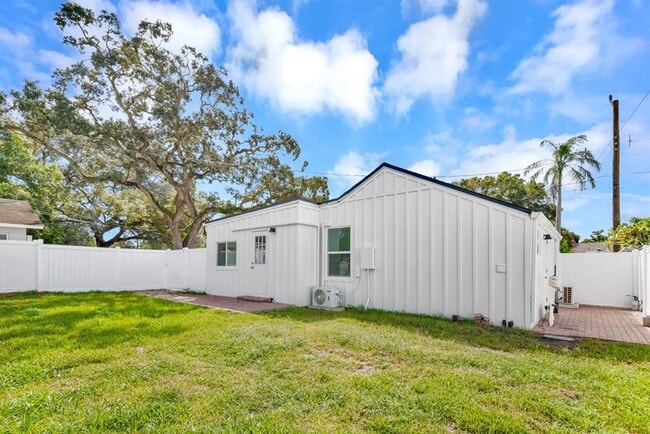 Building Photo - 1508 27th Ave N
