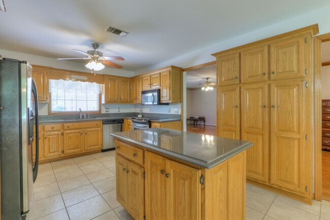 Building Photo - 2303 Friendship Dr