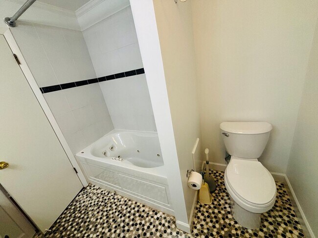 Building Photo - Forest of Golden Hills 3/2/2 ***Hidden Gem***