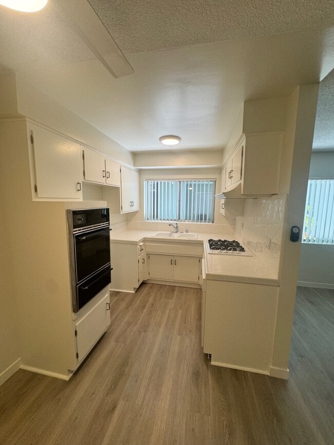 Building Photo - 929 Larrabee Apartments