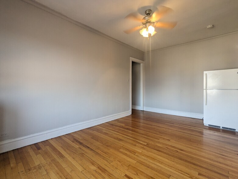 Building Photo - 947 W Cornelia Ave