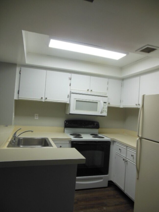 Building Photo - ONE BEDROOM ONE BATHROOM !! WATERFRONT COM...