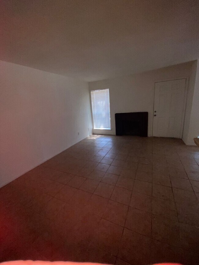 Building Photo - 1 bed 1.5 bath Apply now!