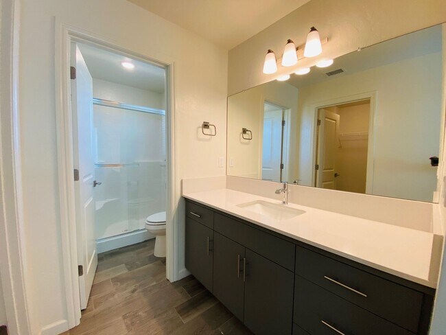 Building Photo - $2,395 Alluvial & Fowler, 3 Bedroom Home -...