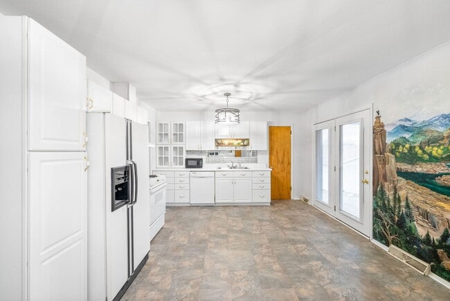 Building Photo - 3 Bedroom Pet Friendly Home For Rent With Finished Basement!