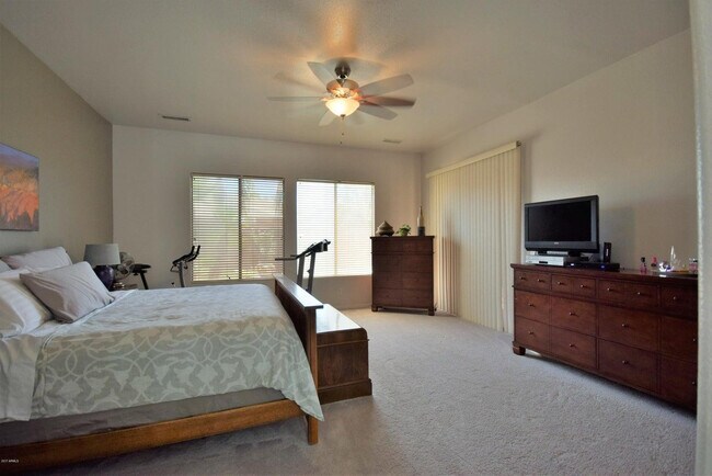 Building Photo - 483 W Carob Dr