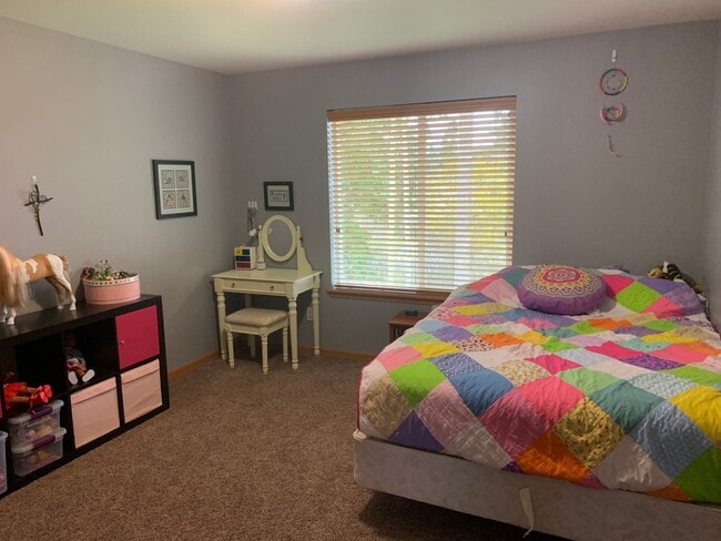 Building Photo - ***PENDING APPLICATION***Modern and stylish 3 bedroom home in Lovely Neighborhood