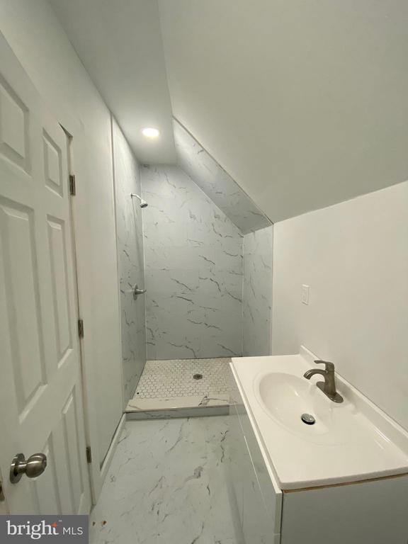 Building Photo - 260 W Johnson St