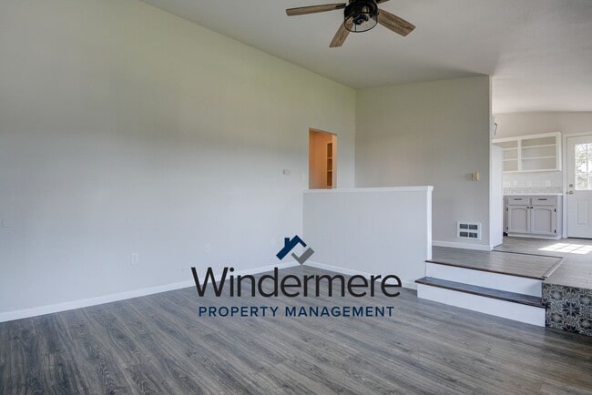 Building Photo - Charming 3 Bedroom 2 Bathroom Home in Sierra with Water View