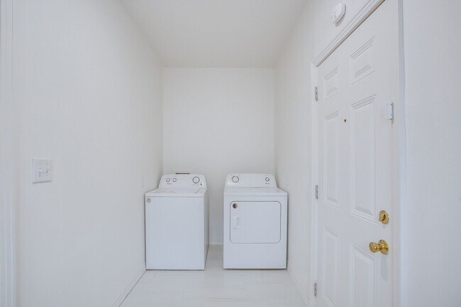 Building Photo - Pre Leasing for fall 2026! 4/3 in Medical District