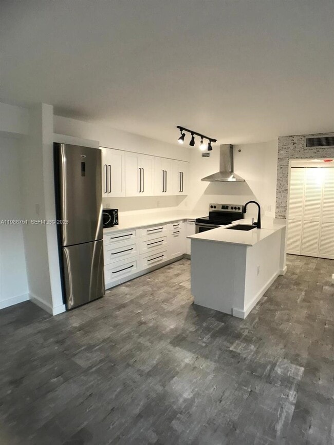 Building Photo - 751 N Pine Island Rd