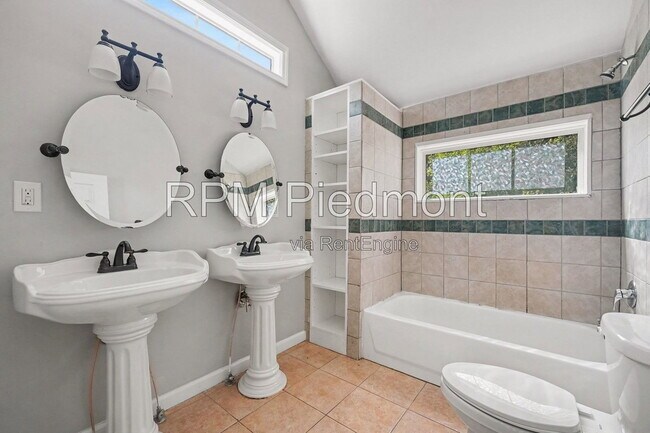 Building Photo - 1231 Stoneybrook Dr SE