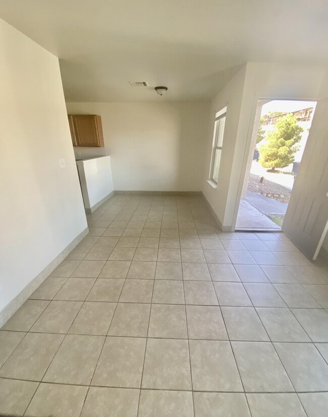 Building Photo - 3328 Lincoln Ave