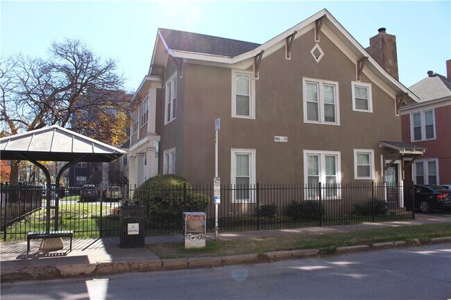 Building Photo - 904 W 21st St