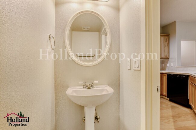 Building Photo - Beautiful 2 Bed • 2.5 Bath home in Prime Hillsboro Location – Light, Bright & Functional! *** Spe...