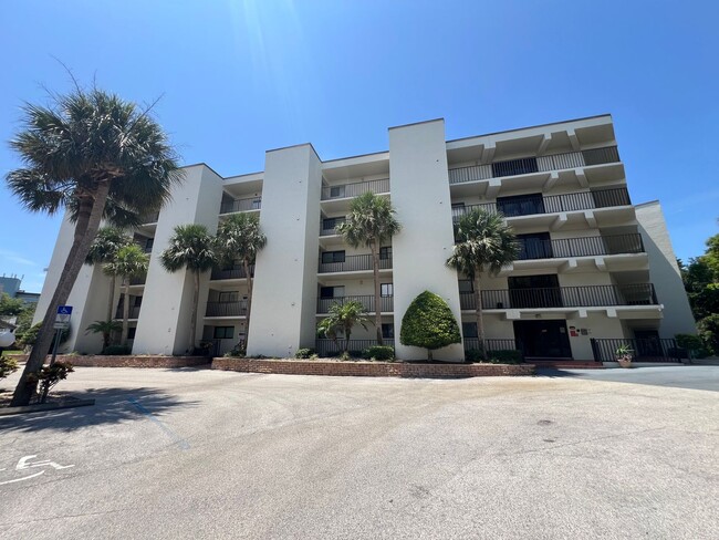 Building Photo - BEAUTIFUL and Renovated Riverfront Furnish...