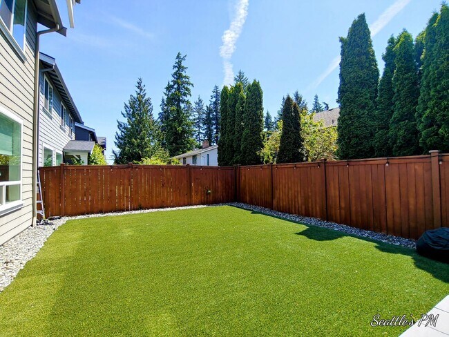 Building Photo - 4 Bedroom Oversized Home in Mountlake Terrace- Office Space and Charging Station