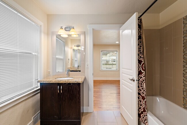 Building Photo - 1218 S Roosevelt St