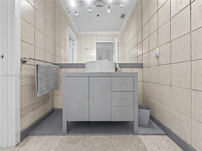 Building Photo - 2124 Fisher Island Dr