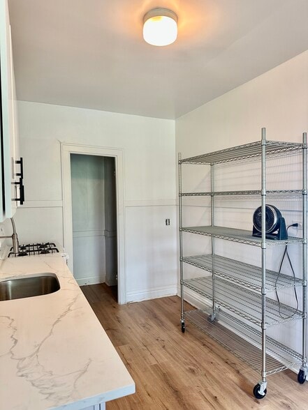 Building Photo - 704 S Maple Ave