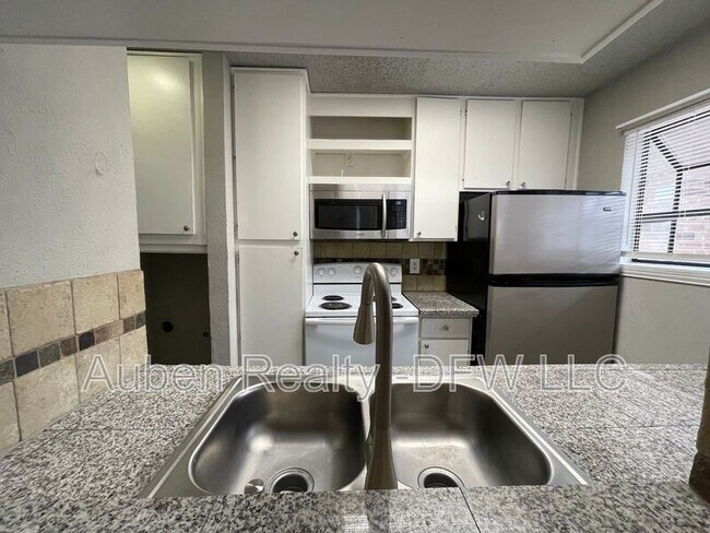 Building Photo - 602 Bellaire Dr