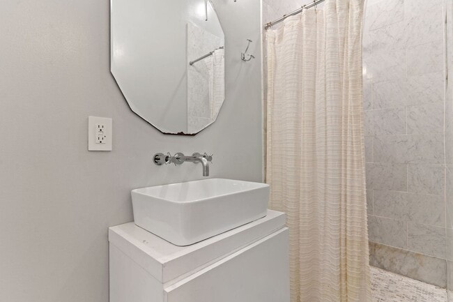 Building Photo - 2 Bed, 2 Bath Victorian Style Condo with M...