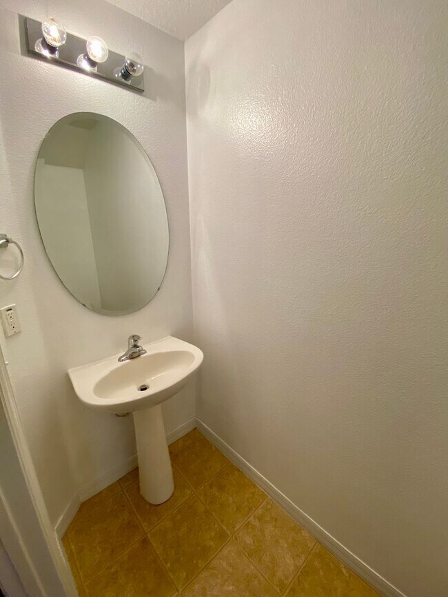 Building Photo - 3/2.5 Townhouse For Rent in SouthMeadow