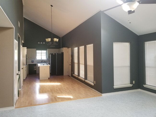 Building Photo - 6925 Fawn Ridge Dr