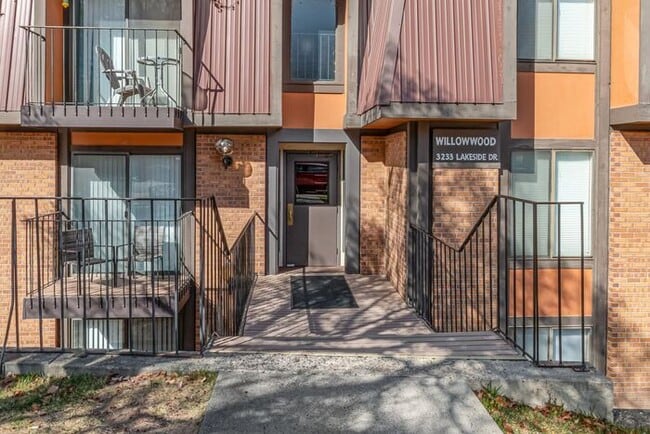 Building Photo - Bright & Spacious 1BD/1BA Top-Floor Unit w...