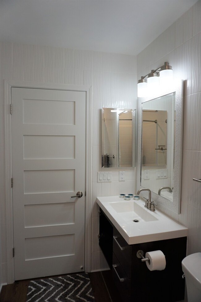 Building Photo - New modern 2 bed / 1 bath with fenced yard...